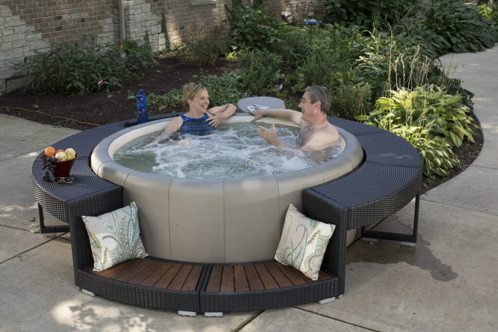 Der outdoor Whirlpool Softub Resort in LeatherTex™ oder SynTex™