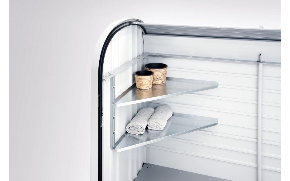 Zwei Eckregale in eine silberne Gartenbox eingebaut. Auf den Regalen stehen zwei Pflanztöpfe und unten liegen zwei Handtücher.