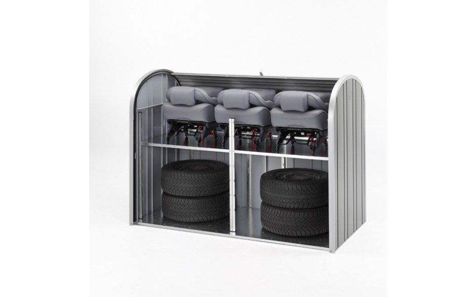 Offenstehende Gartenbox in silber mit Zwischenboden. In der Gartenbox ist diverses Autozubehör verstaut.