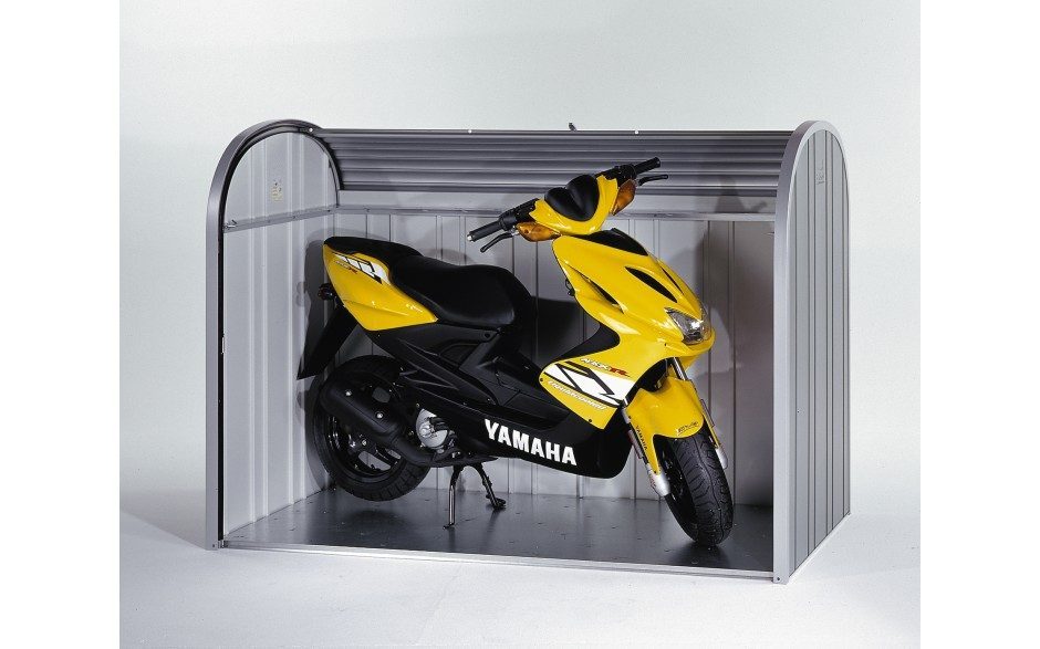 Gartenbox in silber geöffnet. Die Gartenbox dient als Minigarage für einen gelben und schwarzen Yamaha Roller.