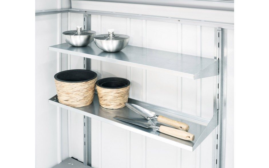 zwei silberne Regale mit verschiedenen Gartenutensilien