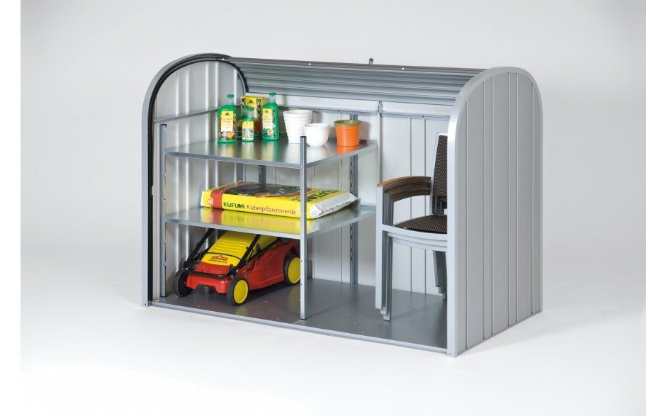 Silberne Gartenbox mit abgerundeten Ecken und Zwischenboden. Die Gartenbox steht offen. Darin ist ein Rasenmäher, Erde, Gartenstühle und weitere Gartenutensilien verstaut.