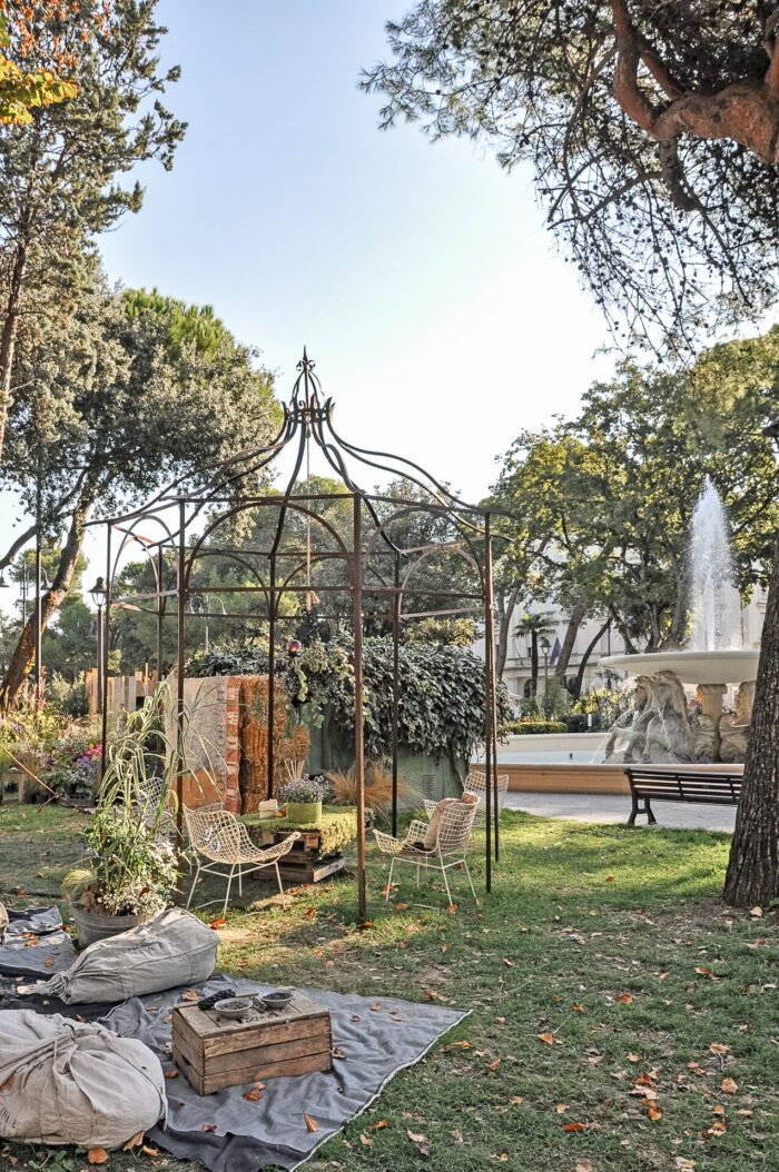 Unosider Pavillon Calicanto bedeckt mit Pflanzen in einem grünen Garten.