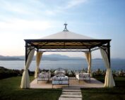 Unosider Pavillon Malatesta mit Gartenlounge und Aussicht aufs Meer.