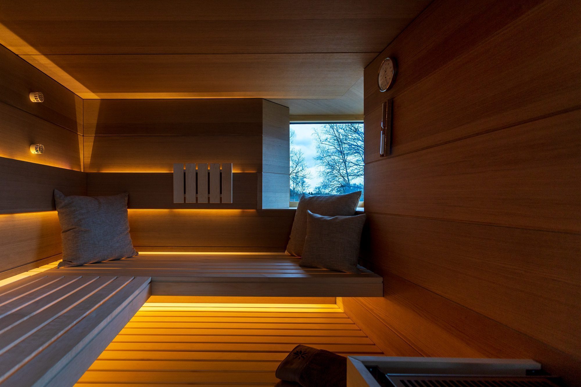 Waermegrad indoor sauna rendering planning sketch blank design line oven all glass front wood panels hemlok espe Softub Switzerland. Softub Switzerland AG. The most beautiful indoor saunas. The best indoor saunas. Beautiful indoor sauna. Modern indoor sauna. The best wooden saunas.