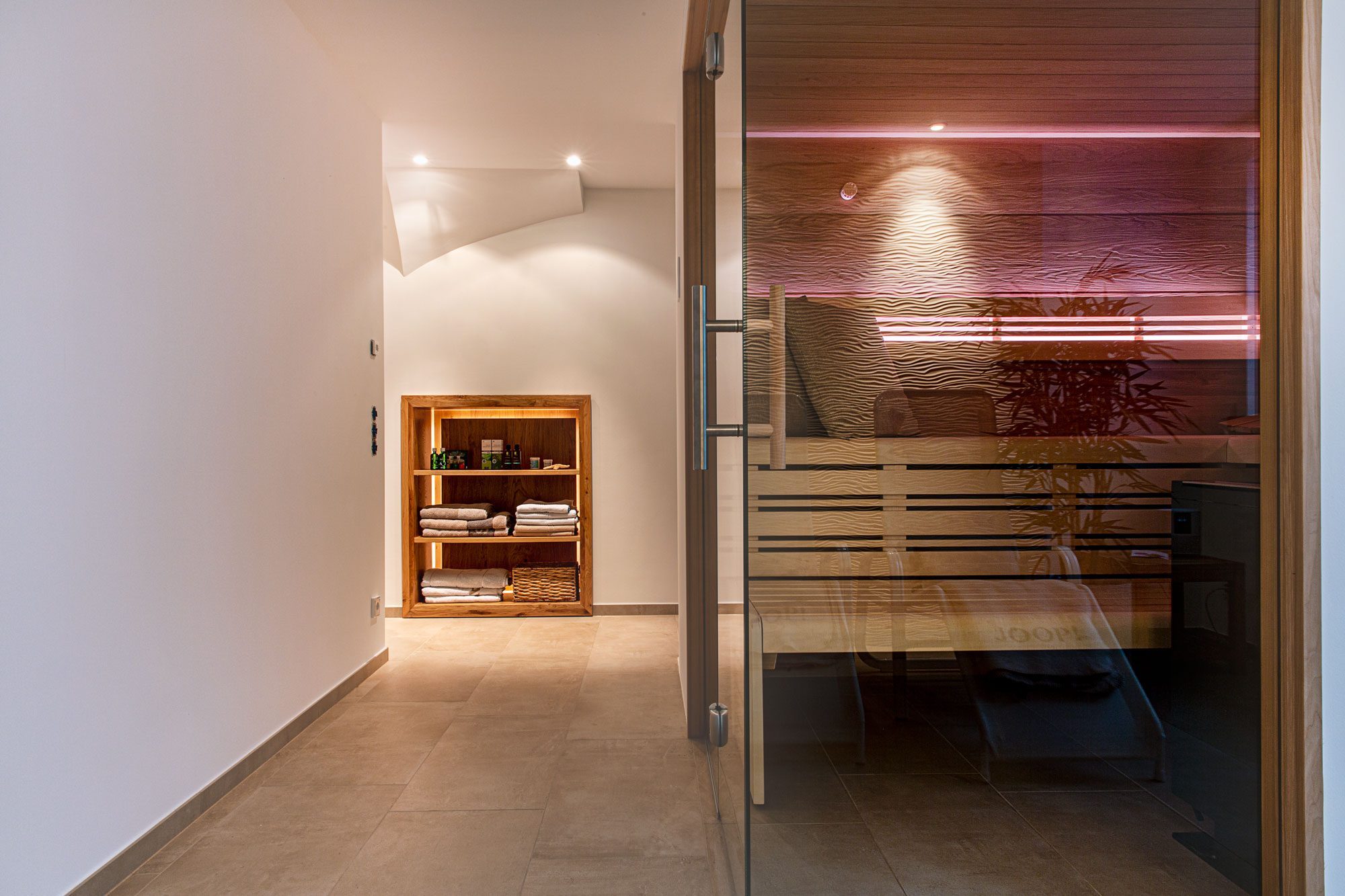 Waermegrad indoor sauna rendering planning sketch blank design line oven all glass front wood panels hemlok espe Softub Switzerland. Softub Switzerland AG. The most beautiful indoor saunas. The best indoor saunas. Beautiful indoor sauna. Modern indoor sauna. The best wooden saunas.