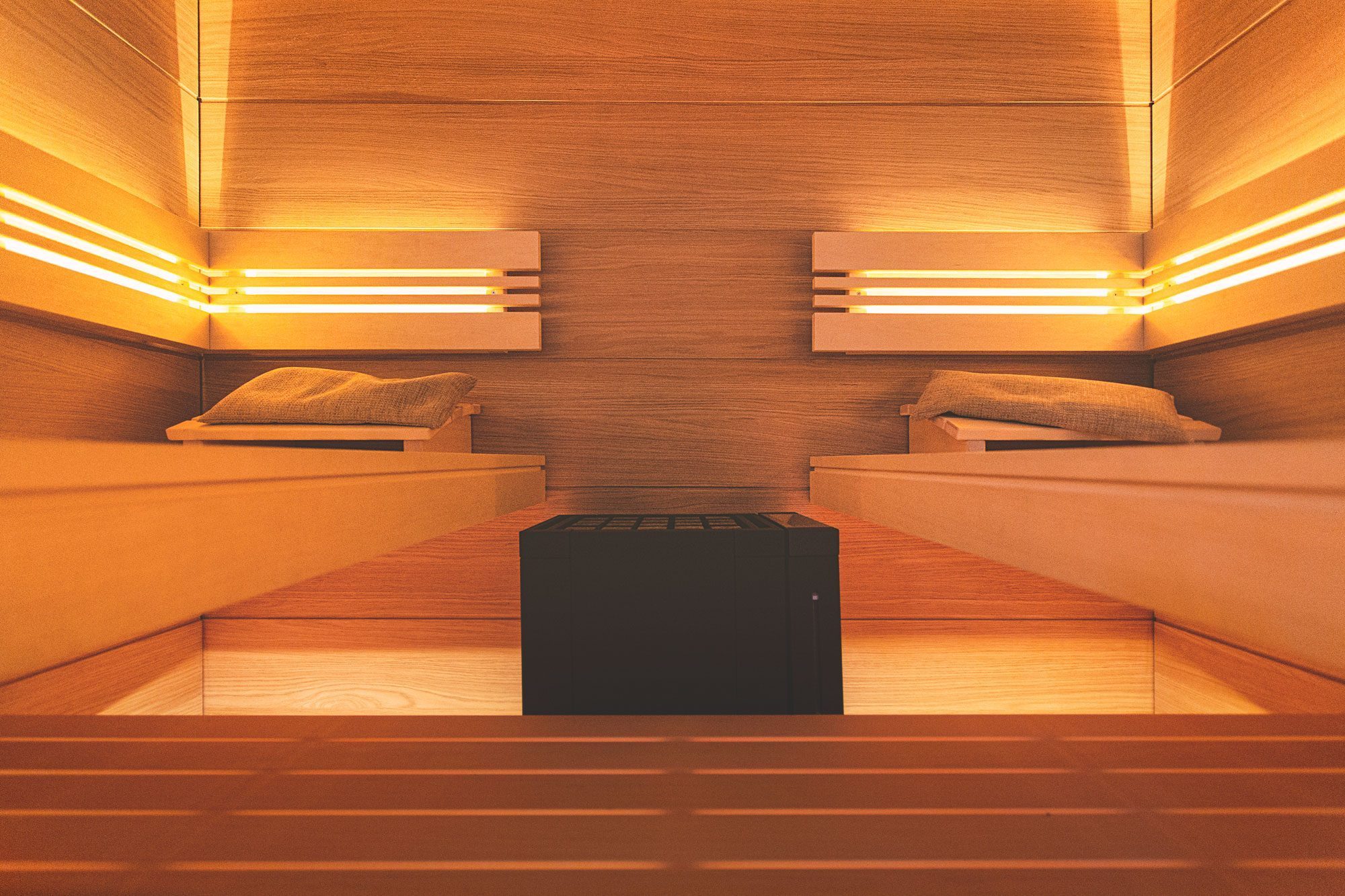 Waermegrad indoor sauna rendering planning sketch blank design line oven all glass front wood panels hemlok espe Softub Switzerland. Softub Switzerland AG. The most beautiful indoor saunas. The best indoor saunas. Beautiful indoor sauna. Modern indoor sauna. The best wooden saunas.