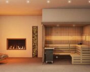 Sauna mit hellem Holz, Ofen und Kamin.